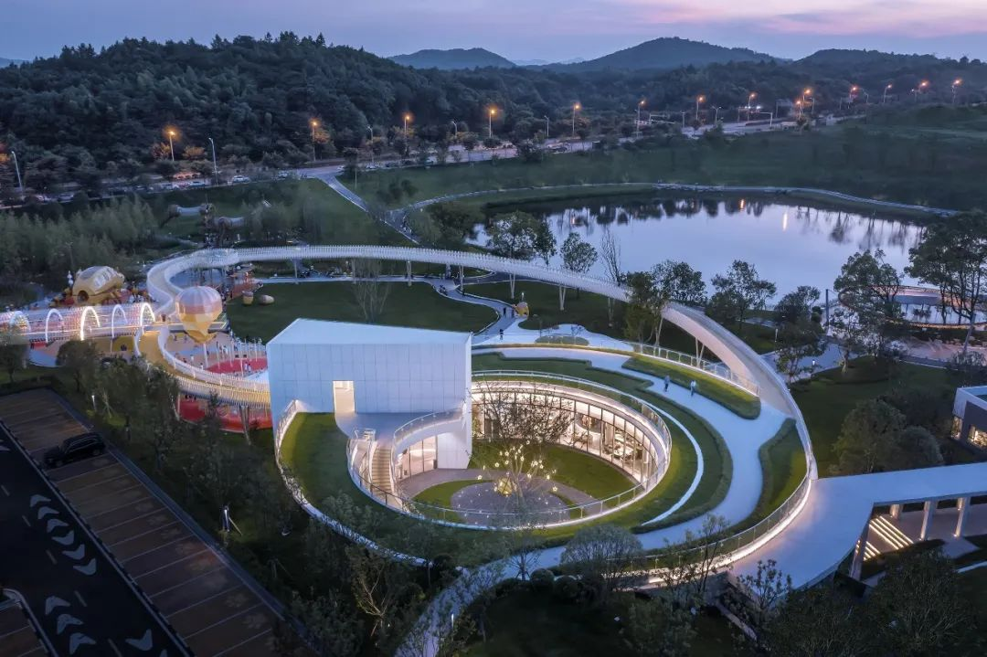 人民网报道：家住东山湾，一年四序都韵味